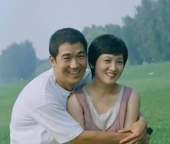 张国立的荒诞情史靠才华征服了2个女人与众多女星传时尚绯闻