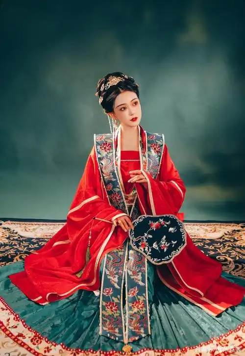 华丽又大气的汉服套装,满满的高贵气息,让你化身古典贵妇