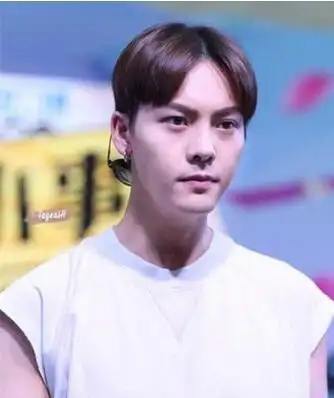 陈伟霆都中分也是各种帅,中分刘海加发带,看起来坏坏的,瞬间收获一批