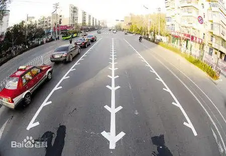 锯齿状白色实线是什么标线?-----可变导向车道线
