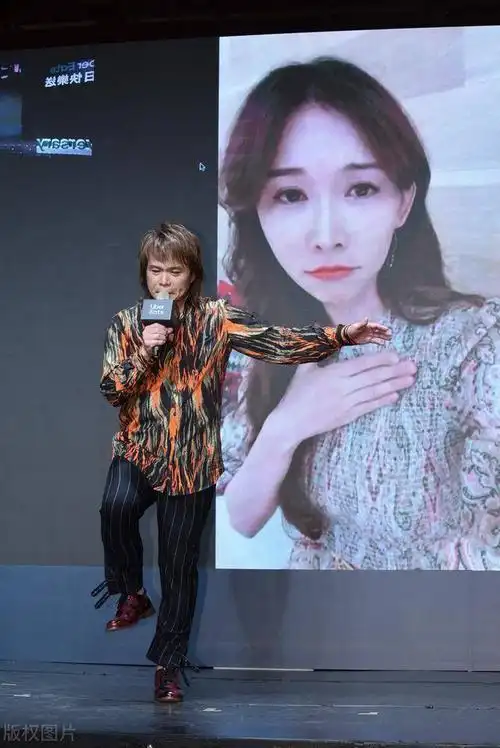 到底有多少花衬衫伍佰花衬衫搭红色斑点皮鞋嬉皮有个性