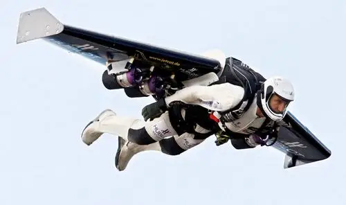 这已经不是这位瑞典鸟人第一次飞翔了,他曾经在多个城市与地点飞行