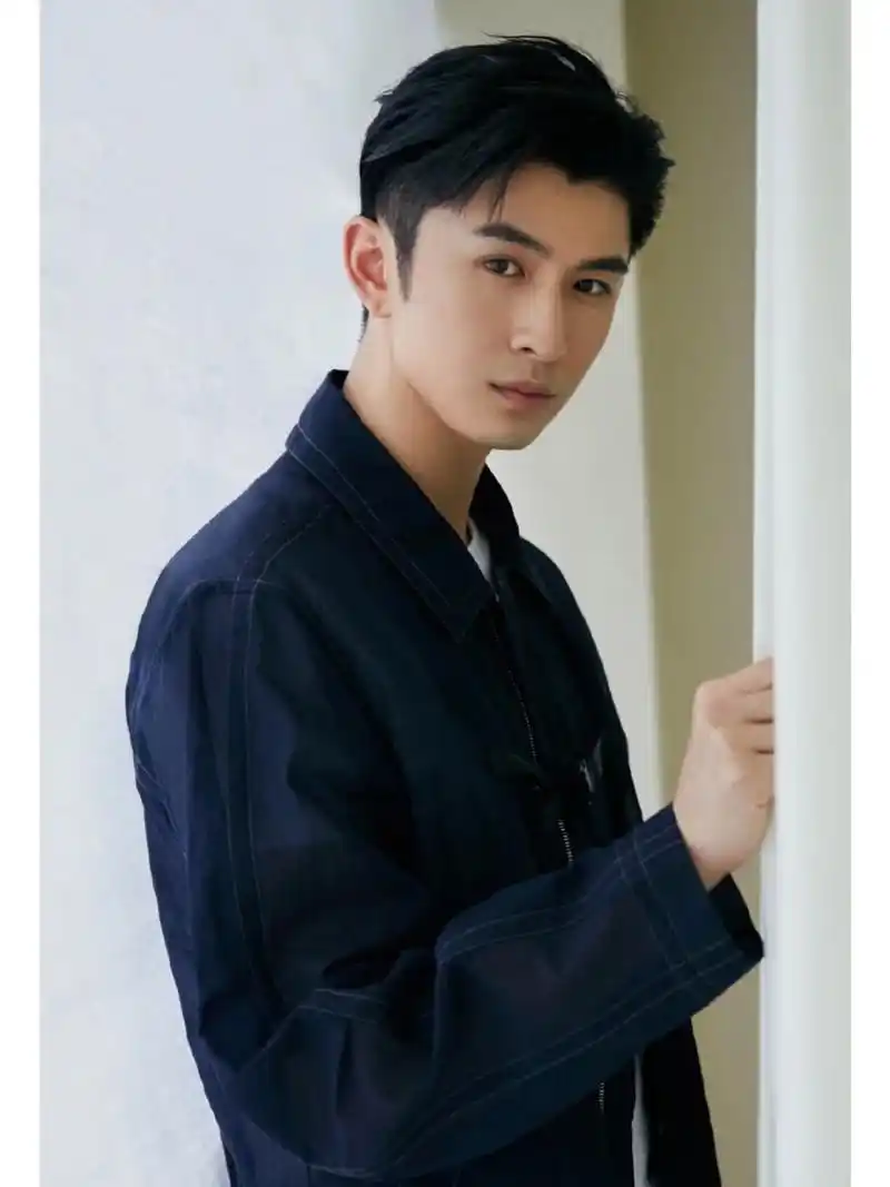 张云龙:棱角与甜美的完美融合  张云龙的颜值堪称浓颜系典范,完美契合