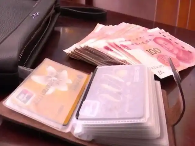 20张银行卡6000元现金全落公交上南宁好心司机全数归还