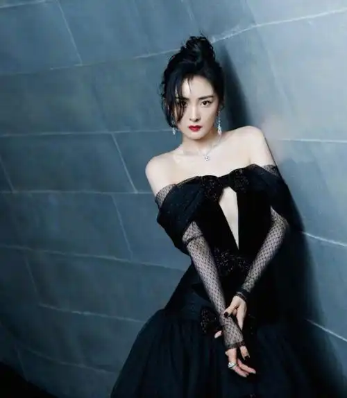 杨幂躺浴缸凹造型穿一字肩深v黑纱裙暗黑女王火辣十足