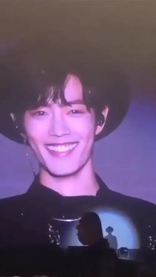 肖战大家还记得那个上热搜的笑吗