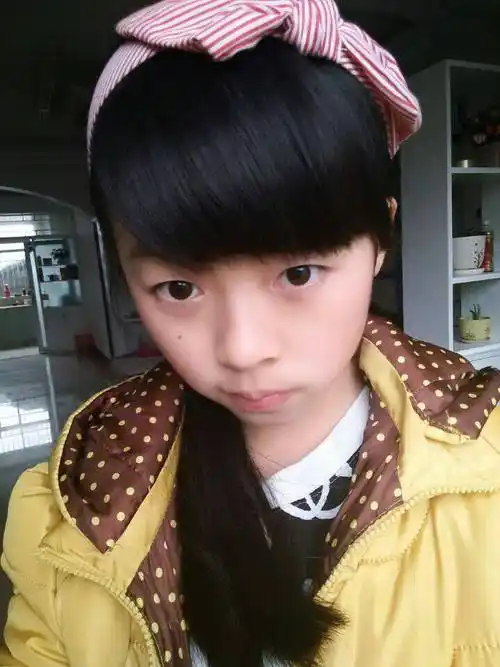 能不能给五张15岁左右的女孩照片(同一个人,真实的)