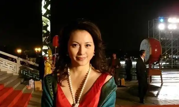 主持人梦桐:与富商老公结婚多年零绯闻,今47岁风采依旧正当年!