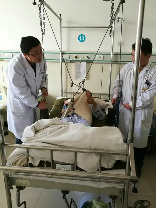 骨科医生为骨盆骨折患者牵引