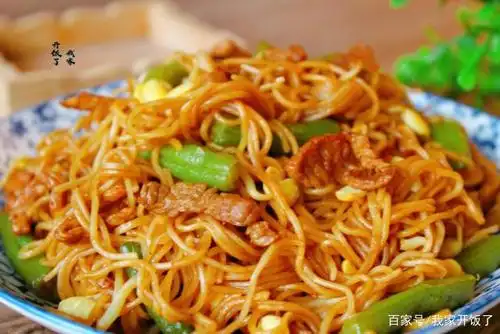 蒸卤面,还是河南人最会做,简单几步,面条筋道又入味,越嚼越香