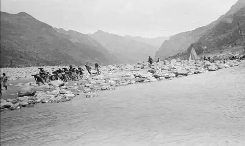 晚清民国,长江三峡赤身拉纤的纤夫老照片