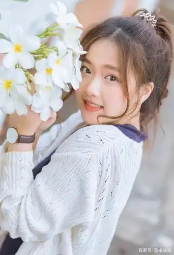 来自泰国的女生,虽然长相算不上漂亮,但是看起来甜美又可爱