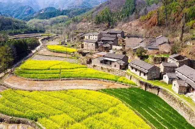 洒落在大别山区的古村落闪亮眼,山水秀美文化厚重,春花开更迷人