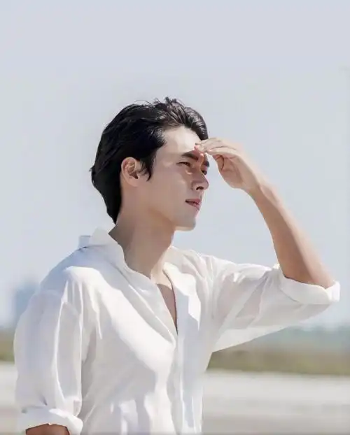 玄彬化身清爽森林系男友海风吹乱白衬衫看玄彬帅照都不热了