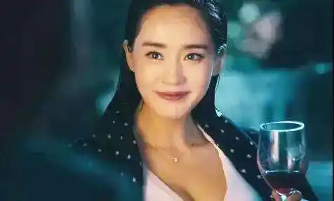 秋雅和袁华睡在床上时,谁注意到夏洛的做法?太真实了