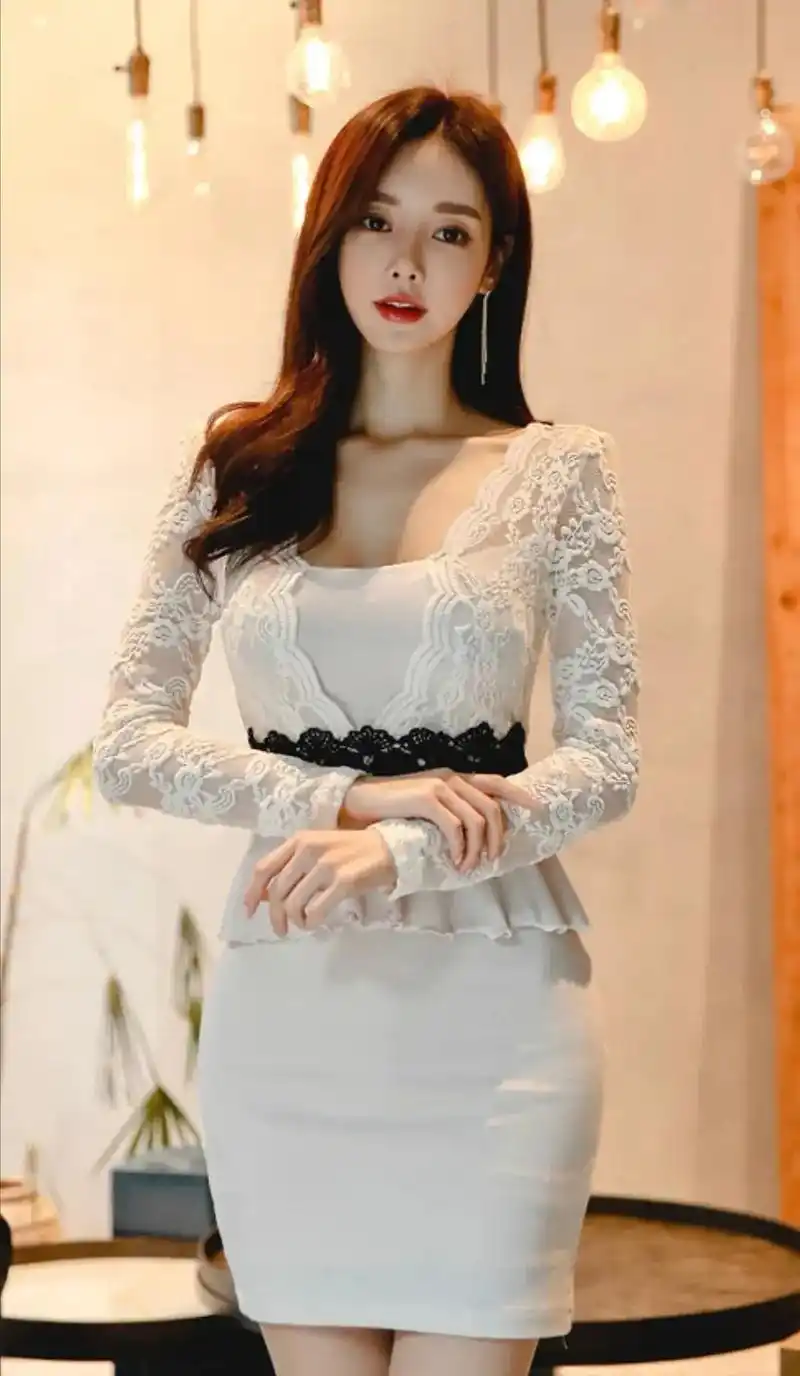 优雅女神孙允珠:蕾丝拼接包臀连衣裙,领口简约,凸显娴雅气质