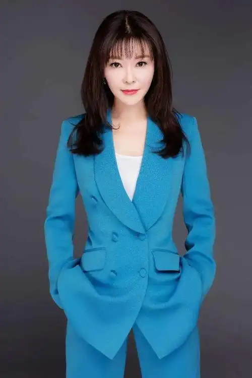 美女主持王小骞丁克15年愁坏婆婆41岁高龄产女后全家乐开怀