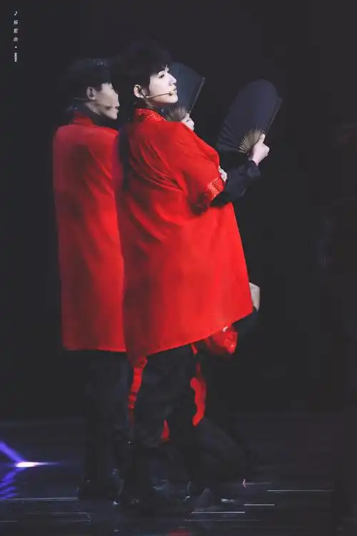 宋亚轩穿上古装像贵公子,俊俏又迷人