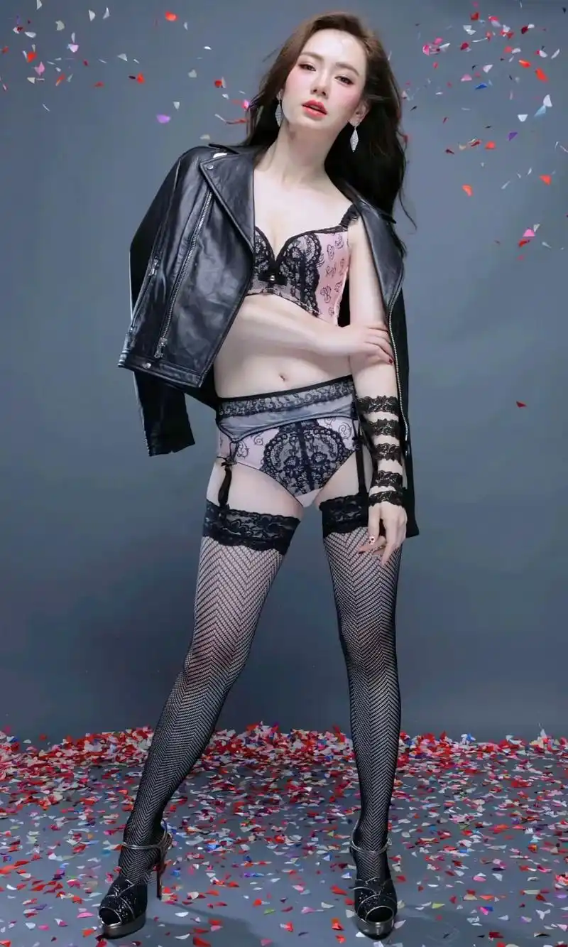 戚薇,1984年10月26日出生于四川省成都市武侯区,中国内 - 抖音