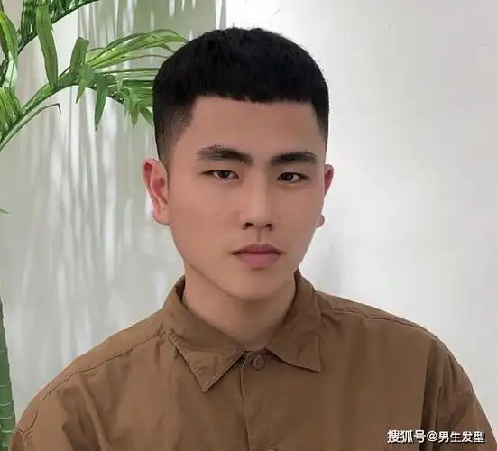 简单的两边铲短发,少不了一款时下很火爆的栗子头发型.