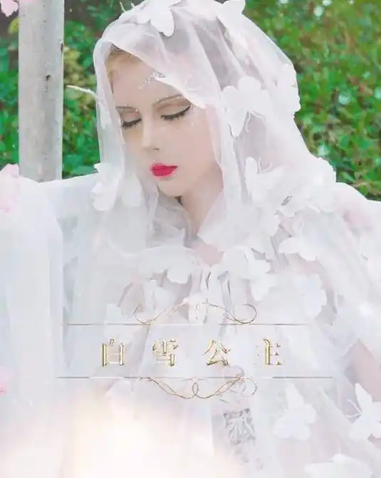 芭比娃娃迪丽拉素颜照流出,皮肤吹弹可破,看到双眼皮:大的真过分_模样