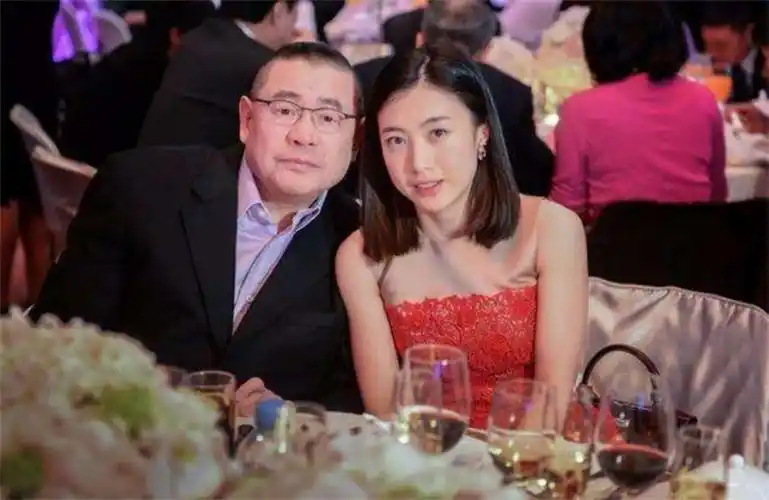 刘銮雄的情感世界多姿多彩曾经与多位女星相恋网友有钱真好