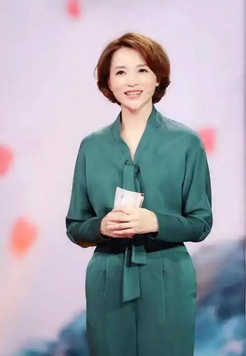46岁董卿太会穿,真丝长裙配短发优雅又大气,硬把年纪活成了气质