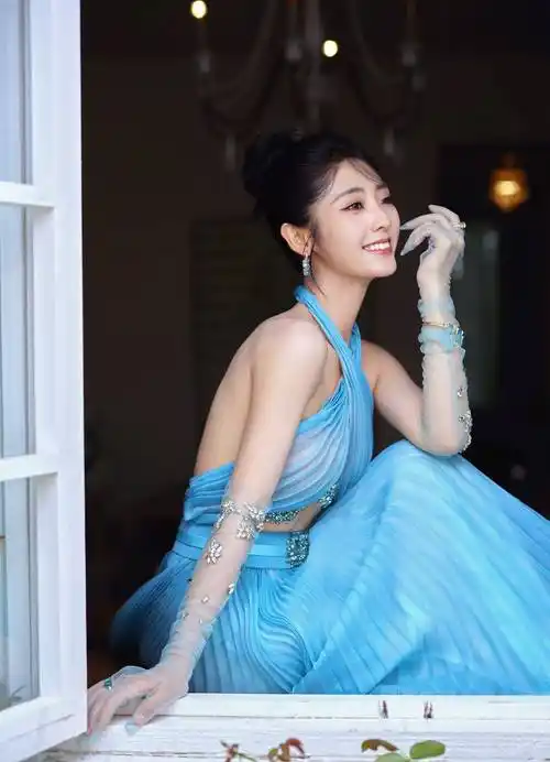 邢菲蓝色条纹连衣裙性感写真_的设计_肌肤_裙摆