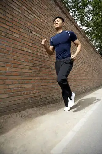东方人,肌肉,头发,健壮,一个人,运动员,跑,竖图,室外,白天,侧面,仰视