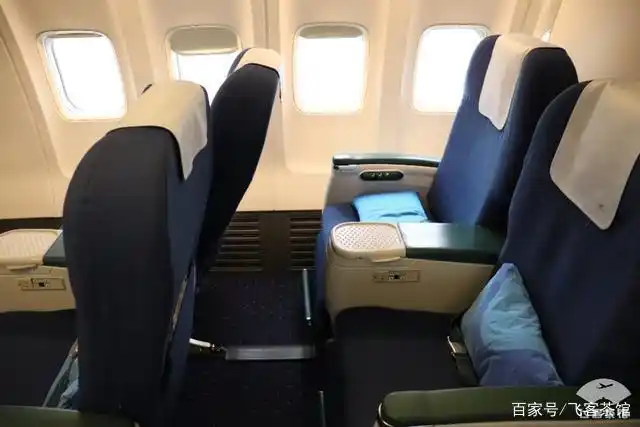 738机型常规两排22布局的商务,机龄比较大,有脚踏板.