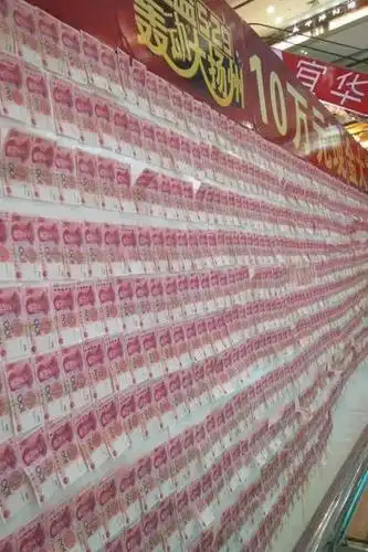 商场为做促销 10万元现金贴墙上一言不合就送钱
