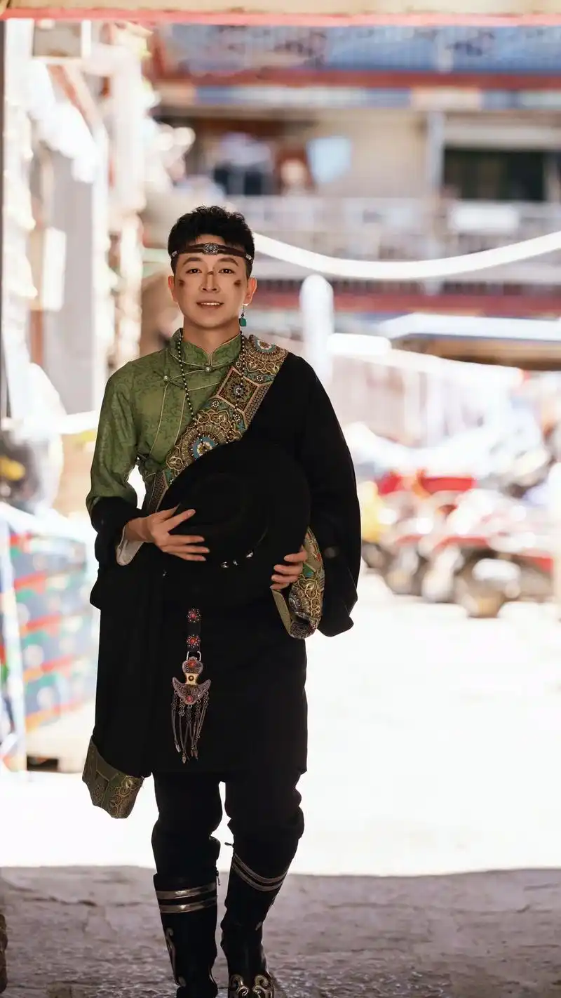 男士藏服写真 六款不同风格藏袍,有你喜欢的吗?#真实客照 - 抖音