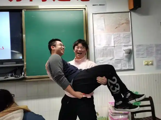 这个男神公主抱,还来回摇啊摇l