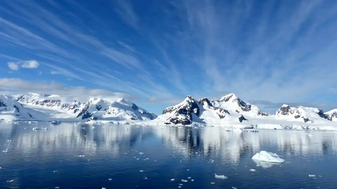 严寒的北极冰川图片