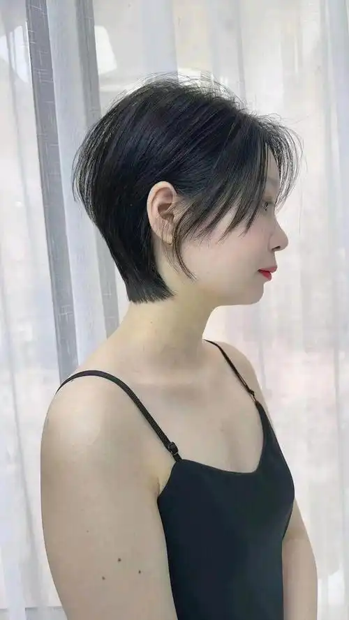 肩膀以上短发发型是大多数女性的最爱剪完就是不一样