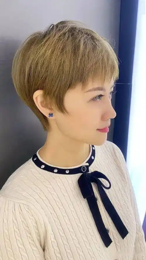 "35 款露耳超短发"_发型
