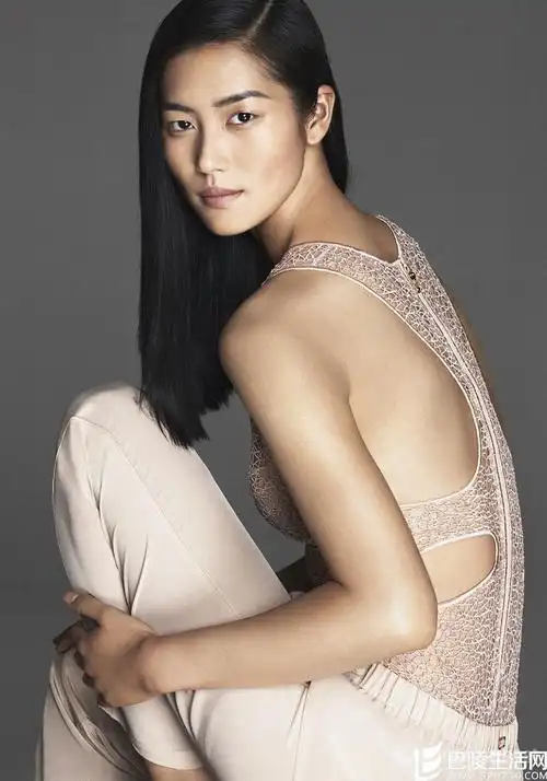 刘雯走秀摔倒尴尬瞬间 刘雯维密性感造型盘点