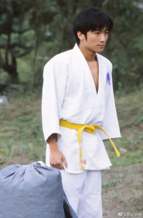 2000年 少年感满满的谢霆锋__财经头条