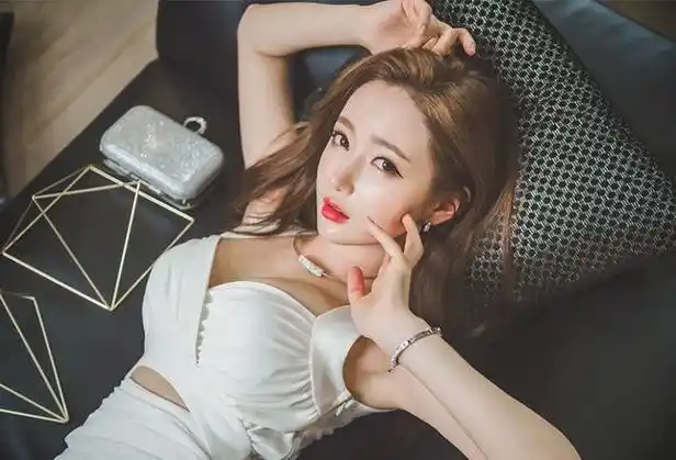 大奶巨乳美女模特深v爆乳诱惑写真