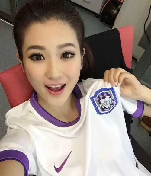 520吃狗粮!张培萌求婚成功 未婚妻为90后美女主持人