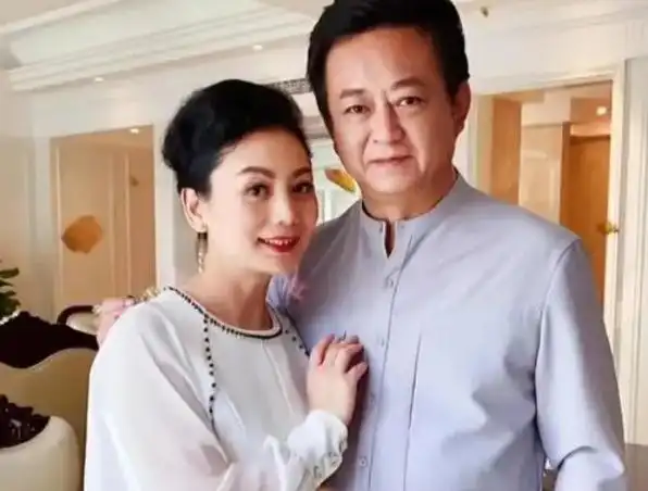 朱军近况引争议,身材发福大肚子格外明显,脖子胖到看不见