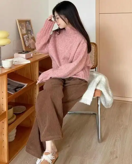 早春的粉咖配色,看起来就很温柔美好,短款粉色针织开衫 咖色休闲长裤