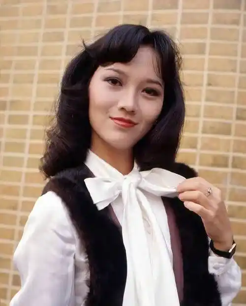 赵雅芝晒年轻时的靓丽写真面容娇俏美得让人窒息