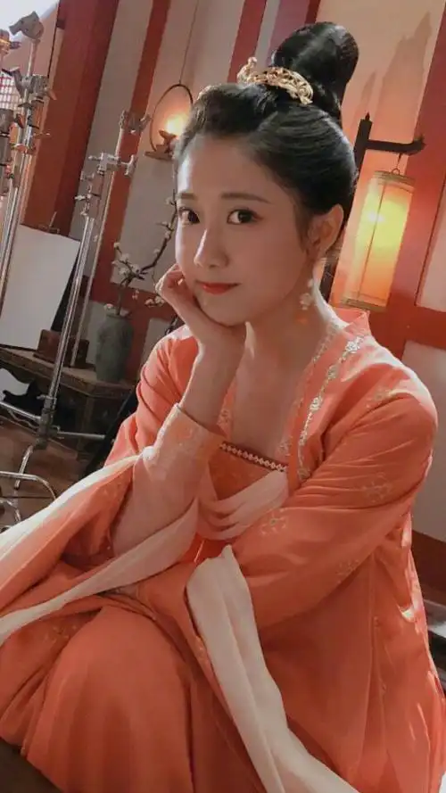 李艺彤现代装青春又靓丽,古装像个漂亮可爱的小公主