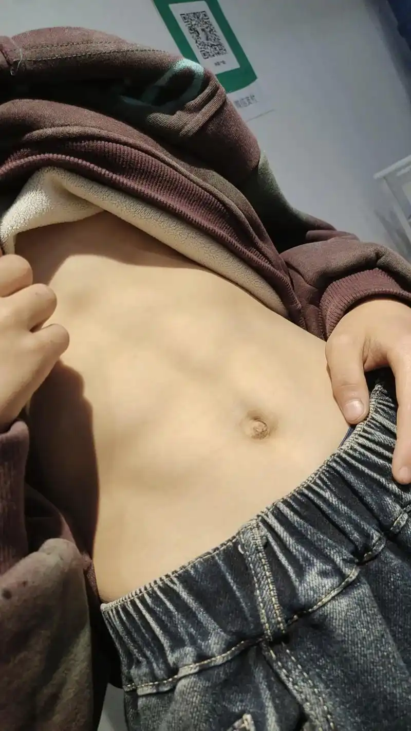 撩起衣服就是腹肌 猜猜是多大的小孩