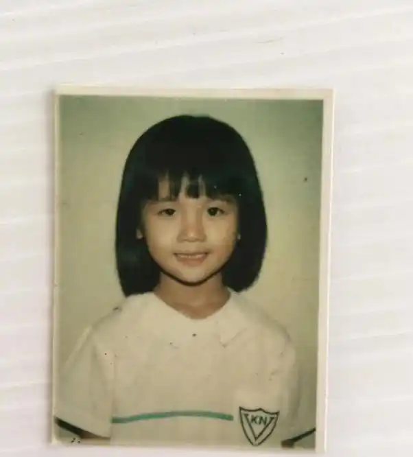 阿sa父亲节晒全家福!妈妈罕见露脸,儿时照片大公开,超级可爱