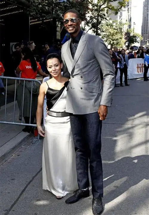 飞人卡特纪录片首映,波什携妻前来捧场二人最萌身高差引人瞩目