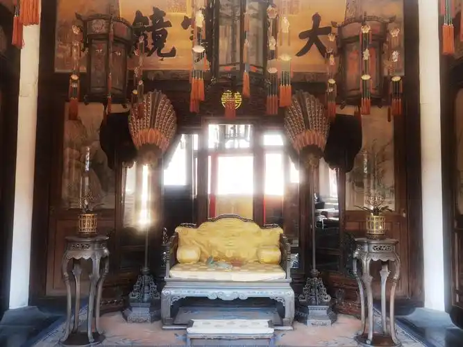 隔着玻璃看翊坤宫里的内景