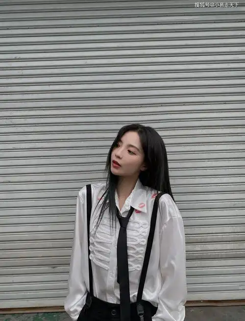 许杨玉琢黑色领带霸气写真