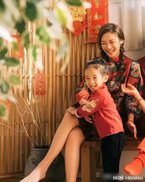 陈小春一家四口喜晒新年全家福